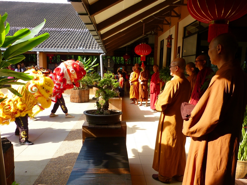 20140131龍獅團向僧眾拜年。