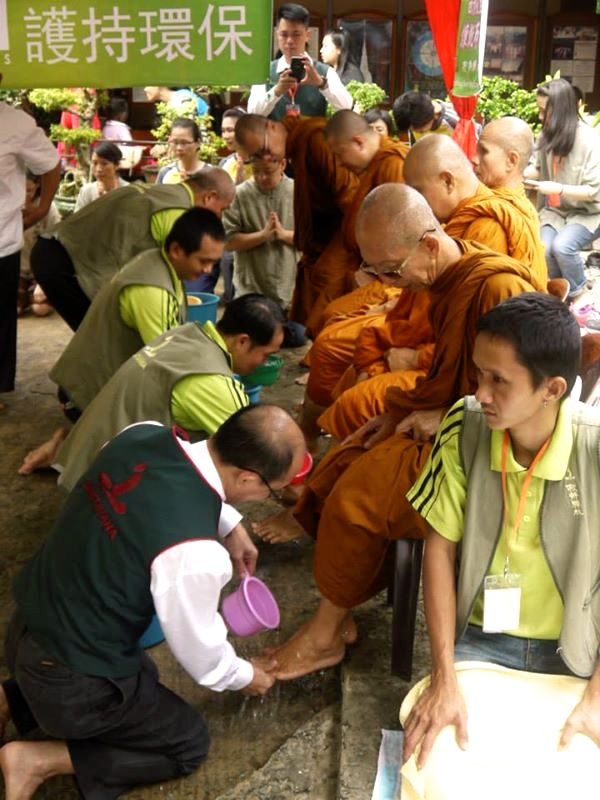 20140817護法們以虔誠恭敬得心為出家眾洗腳。