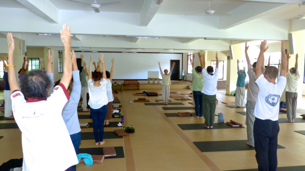 20150322寂緣帶領大家作拉筋運動。