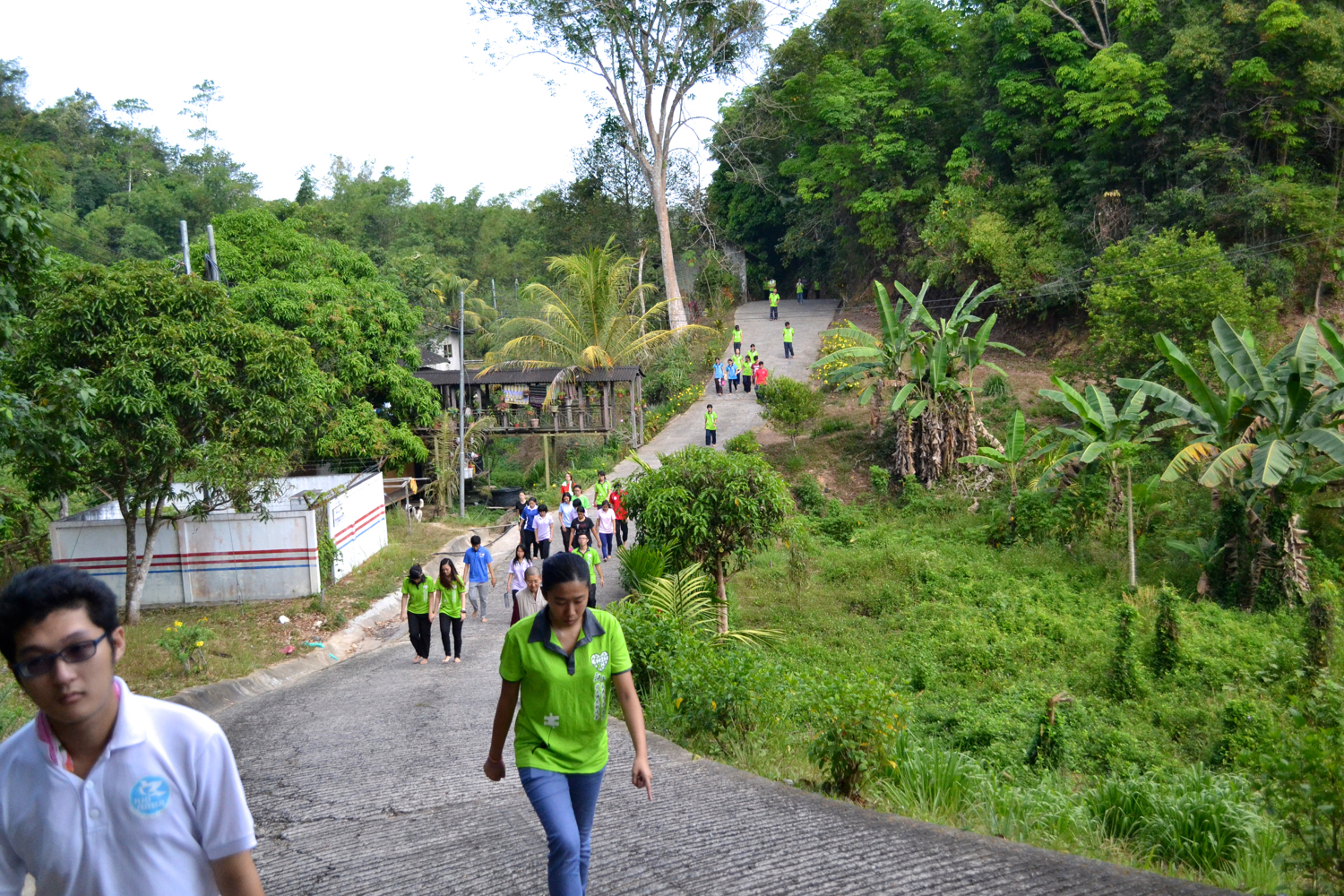 20150411 大家以數腳步來保持正念的行走。
