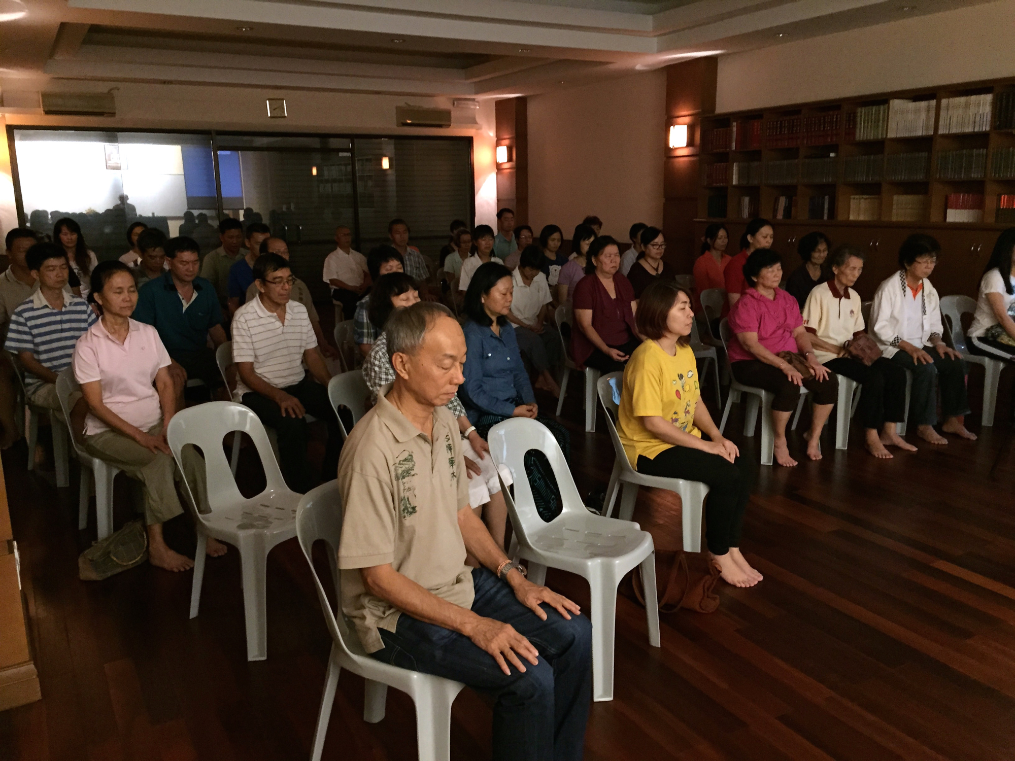 20150324長老正式開示前，帶領大眾先靜坐幾分鐘。