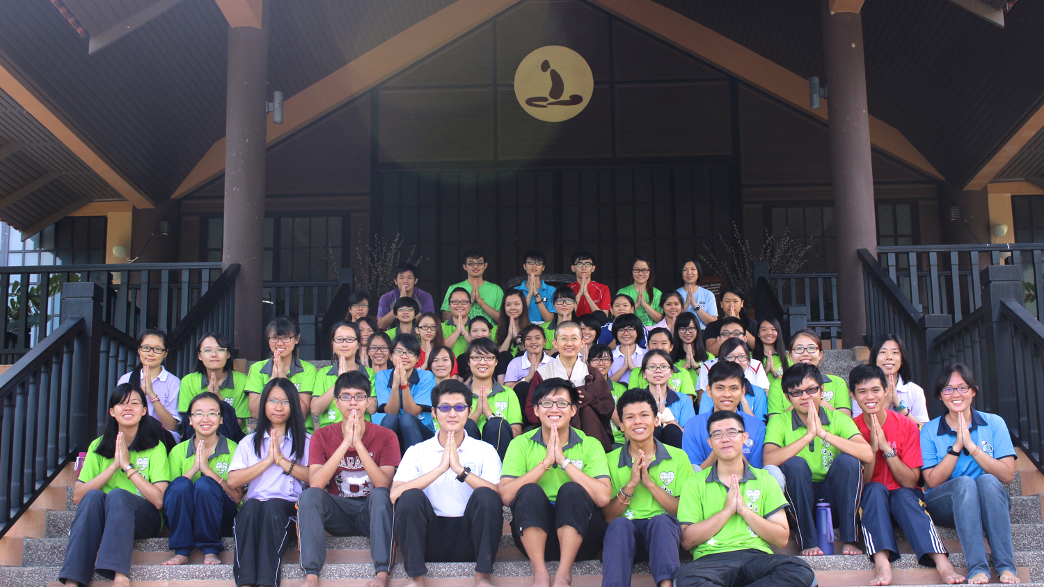 20150411 同學與法師合影。