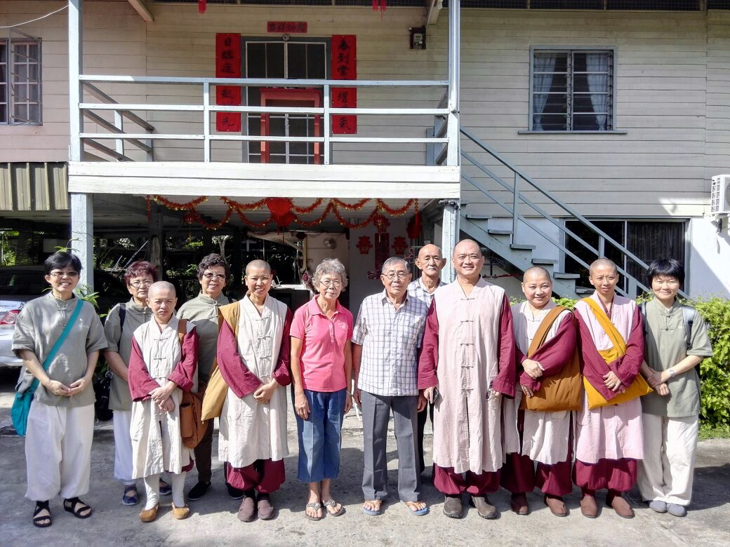 於蔡老師夫婦家前合影。