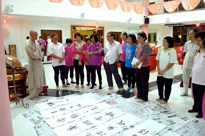 20150908如智長老於納閩佛教會揮毫講解。