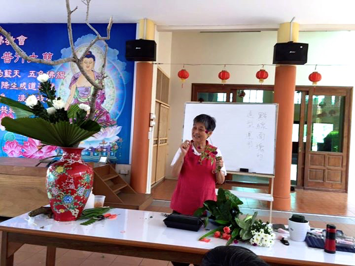 20150908王淑慧老師亦指導10名佛教會居士中華花藝。