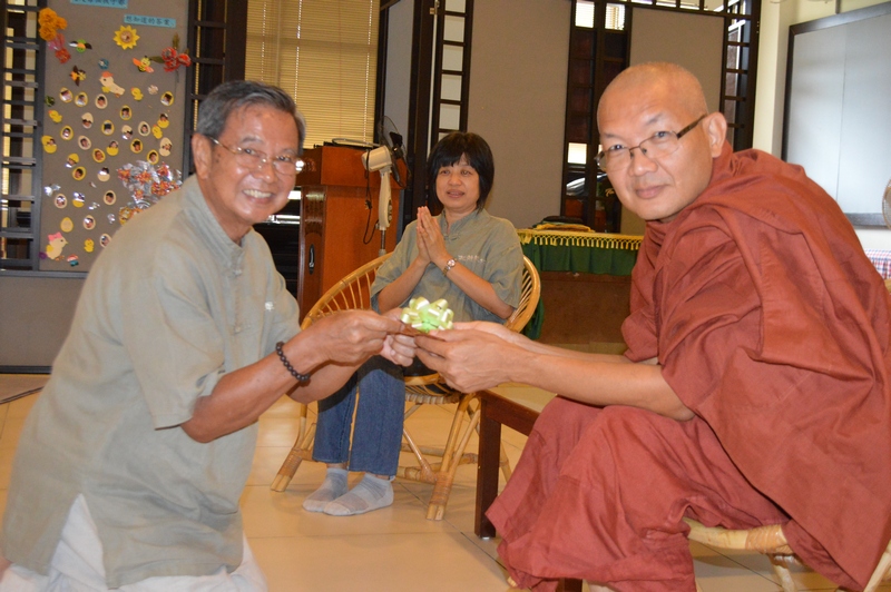 20131013 寂源同學代表贈送紀念品給《南傳大般涅槃經》講師--泉平比丘。