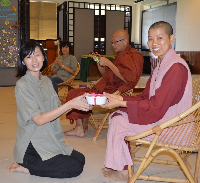20131013 vivian同學代表贈送紀念品給『死亡與再生』佛法班講師--禪戒比丘尼。