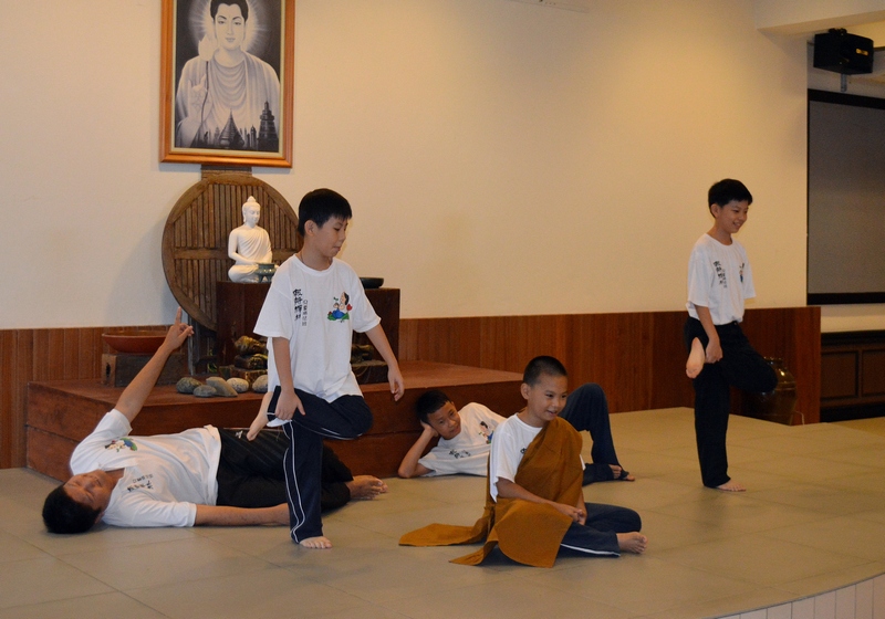 20131020 兒童班同學們在沙大生的指導下,為大家呈獻“佛陀傳”戲劇。