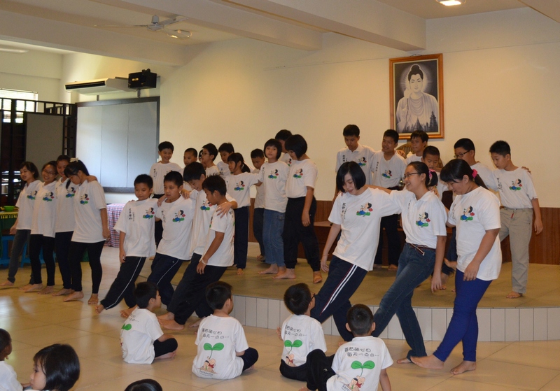 20131020 大班同學及愛心哥哥姐姐們一起呈獻手語歌曲。