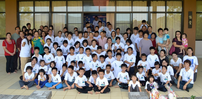 20131020 當日出席結業禮的兒童班同學、青少年愛心哥哥姐姐、沙大生、老師們及家長們於講堂外合影。