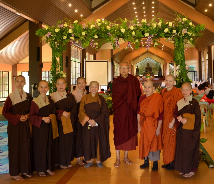 20131221 來自台灣的大自長老尼（圖左五）及常住於澳洲佛保寺的妙樂沙彌尼（圖右三）和妙凈沙彌尼（圖右二）也來觀禮。