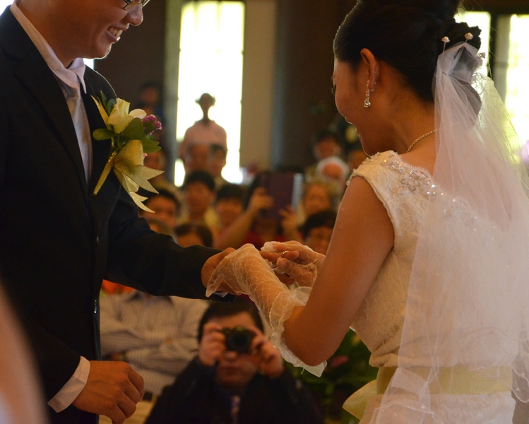 20131221新娘善因把戒指套上寂名手指上。