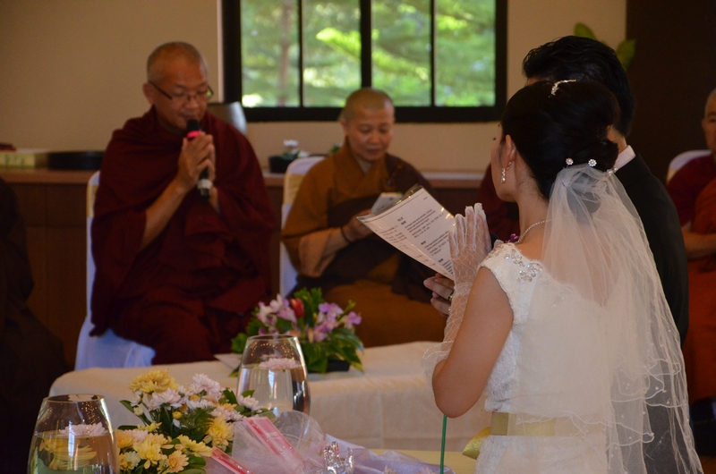 20131221監院泉平比丘給以三皈五戒。