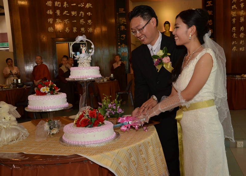 20131221午餐前於五觀堂切蛋糕。