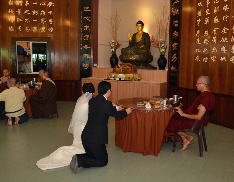 20131221新人手授食物給泉平比丘。