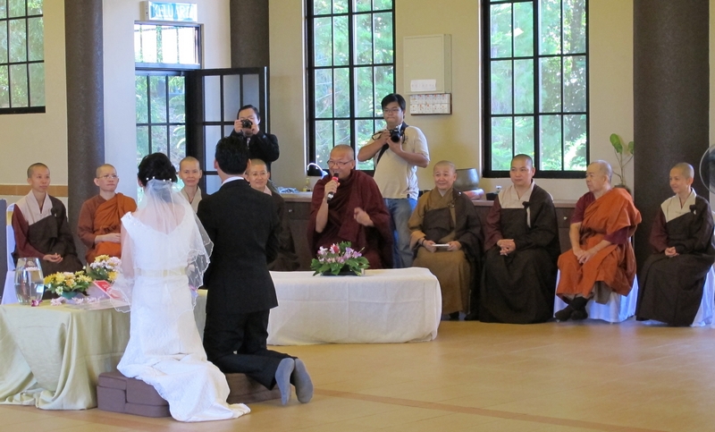 20131221 泉平比丘也引一部指導在家居士生活的重要經典--《善生經》，叮嚀新人要互相愛護，重視自己許下的婚姻承諾。監院提到： 為夫者當以五點來對待妻子：(i) 對妻子心存敬愛(ii) 尊重，不可有輕侮心(iii) 一心一意的愛護(iv) 把家委託給她照顧(v) 給驚喜的禮物 為妻子者當以五點來對待其夫：(i) 妥善整理家務(ii) 親切對待人(iii) 一心一意的愛護(iv) 守護家產(v) 凡事操持不怠慢