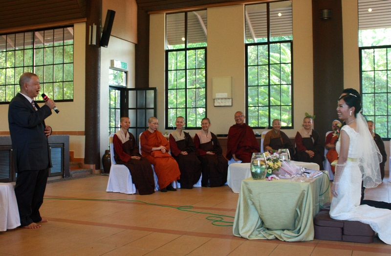 2013善因父親，也是保佛佛教會主席，給以新人祝福。