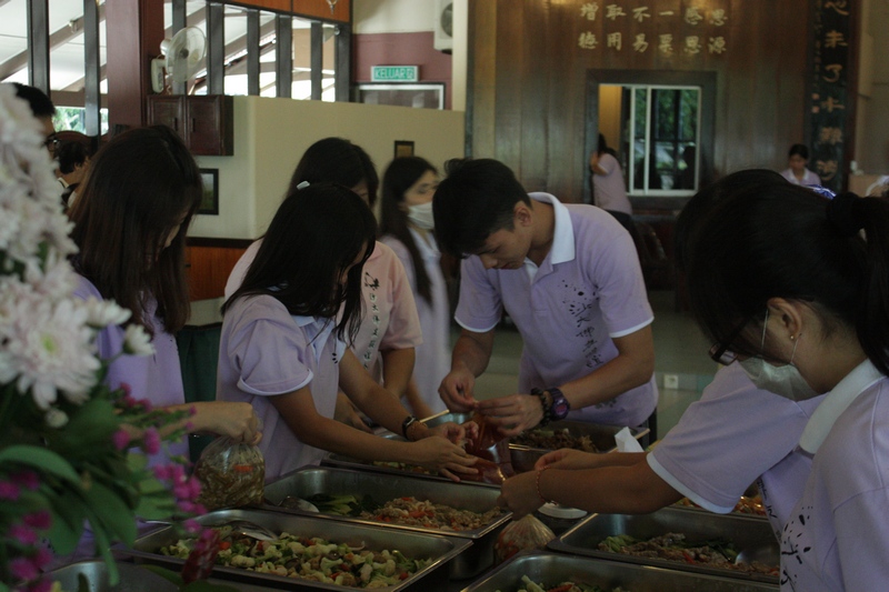 20131221沙大生們幫忙善後，打包剩餘食物。