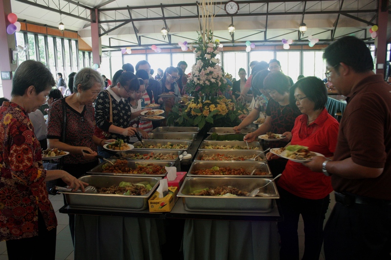 20131221 眾人於五觀堂用餐一幕。