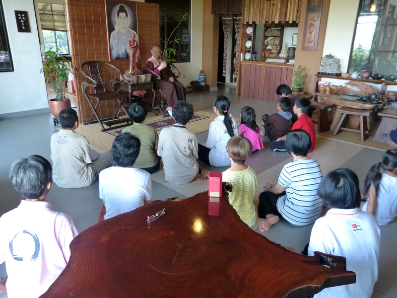 20131228 藉著寂靜禪林15週年紀念日，住持開印比丘於早齋八戒後的時段，給義工們開示。