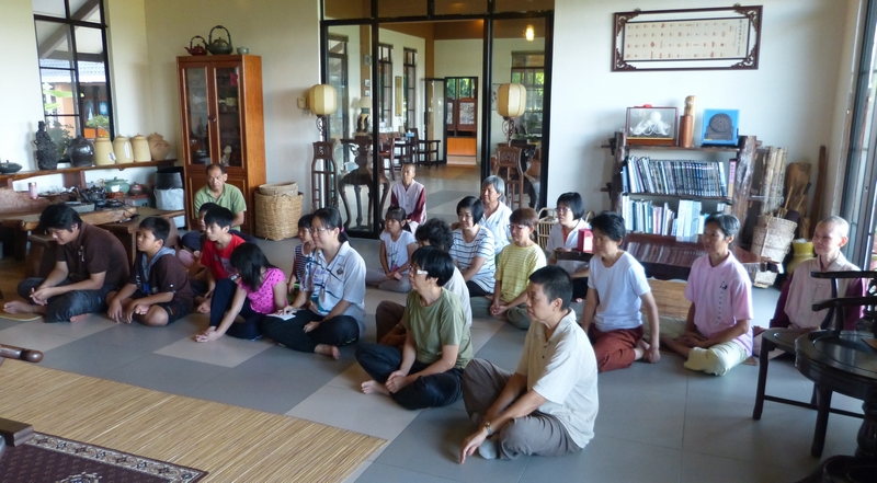 20131228 法昭禪師有一句話說：「同氣連枝各自營，些些言語莫傷情，一回相見一回老，難得幾時為弟兄。」 這句話我是從已故竺摩法師寫在三慧講堂牆壁上看到的。前面那句話，勸人要團結，不要常常為了一點小事爭吵。在一個團體裡面都在三寶中，放大心胸來講，其實我們都在眾生界，都在samsara 輪迴。samsara的定義是：沒有開始、沒有止息的轉動。 「同氣連枝」：我們都在三寶中 「各自營」：各忙個的。有一些人在廚房，有一些人在知客處，教育，禪修。 「些些言語莫傷情」：不要一點小事、一句話就傷了彼此感情。 「一回相見一回老」：每一回見面，大家都老了一些。 「難得幾時為弟兄」：我們今世能碰面甚至一起為佛教、為眾生奉獻都是難得因緣，皆是菩提中人啊。 有時候在工作上、奉獻上，有些意見不同，是很正常的。為什麼呢？每一個人的成長背景不同。知識，觀念，辦事方法不同，總會不同的意見。這就需要學習溝通。其實，會傷感情的言語多半是因為溝通不良，而為什麼會溝通不良呢？有負面情緒、Metta（慈心）不夠。所以，該去掉不好的負面情緒，溝通起來就單純多了。 