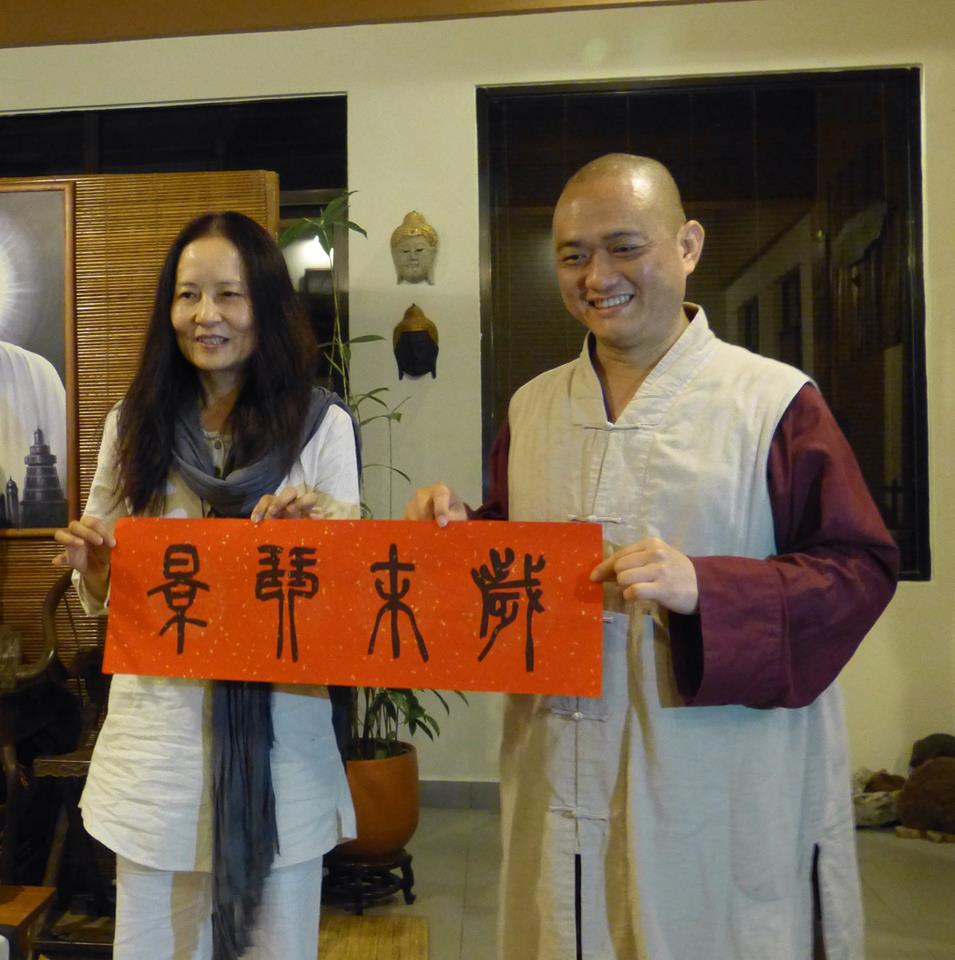 20131231住持開印法師把事先寫好的書法作品贈送給當晚所有分享者。