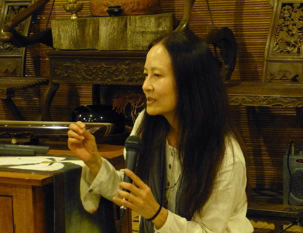 20131231來自中國的慈悲禪七的同修靜影居士也為大家帶來“戲如人生”的演講。她從影視藝術的角度娓娓道來，戲與人生的關係。靜影居士也分享了慈悲禪七如何拓寬了她的生命的體悟，從而拓寬了她對自己所從事的專業的認識。她的代表性著作包括《世界電影理論思潮》、《美國電影研究》等。