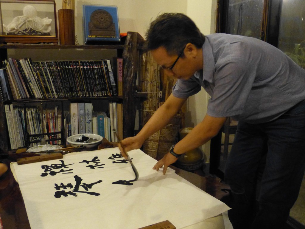 20131231愛好書法的大學日語伍教授也現場揮毫。