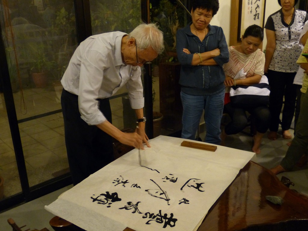 20131231沙巴州著名書法家駱文輝先生也現場揮毫，讓大家體會書藝之美及書法家揮毫時的氣度與氣勢。