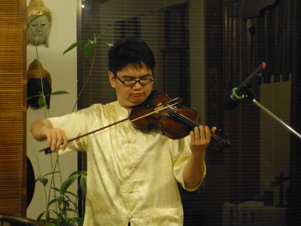 20131231活躍於東南亞音樂活動的作曲家梁乃文以他的小提琴讓大家從不同的角度去領受小提琴的魅力。梁老師在現場拉奏了自己創作的樂曲拓展了小提琴樂曲彈奏的可能性。 梁老師參加過吉隆坡現代音樂節、馬來西亞作曲家系列音樂會、日惹現代音樂節、馬來西亞作曲家實驗室等。他也獲得哥德協會所頒發的獎學金到德國研習。除此之外，他也獲得伯明翰音樂學員獎學金，在該音樂學院跟隨作曲導師Ed Bennett, Joe Cutler及 Howard Skempton學習並完成了他的學士學位。他的作品，“東方的音影”獲得2011年John Mayer紀念獎 。