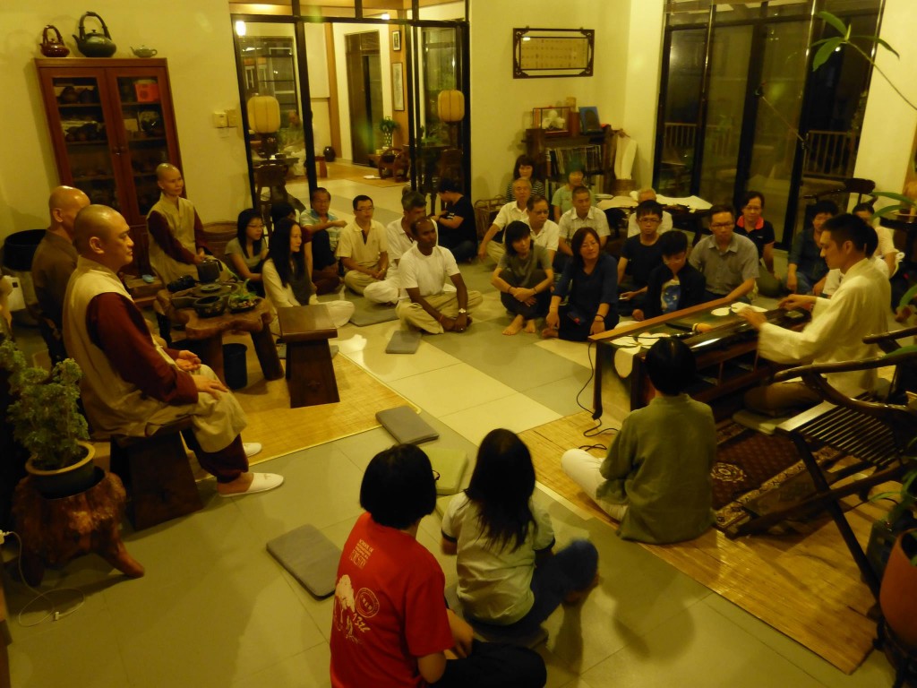 20131231西馬大呂琴院的創辦人—古琴老師黃欣德老師為大家彈奏普庵咒、酒狂、在那遙遠的地方、天路及流水幾首曲子。黃老師還講解了古琴的特點及古琴樂曲流傳的歷史沿革，增加了大家對古琴這個非常古老的樂器的認識及理解。