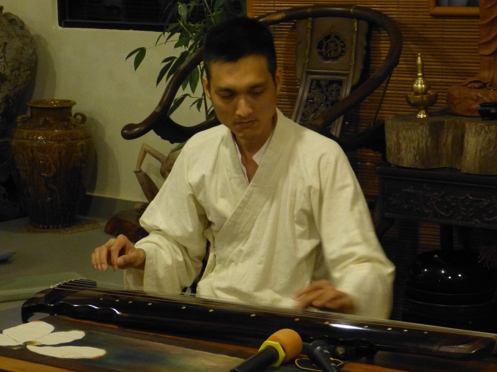 20131231黃老師自2006年始師從中國著名古琴家龔一先生學習古琴。2009年獲中國古琴大賽銅獎，2011年回馬成立大呂琴院，開始從事古琴教學。