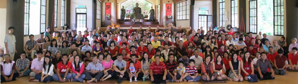 20140131居士們於僧眾誦經、灑淨祝福後，湧上前與僧眾合照。