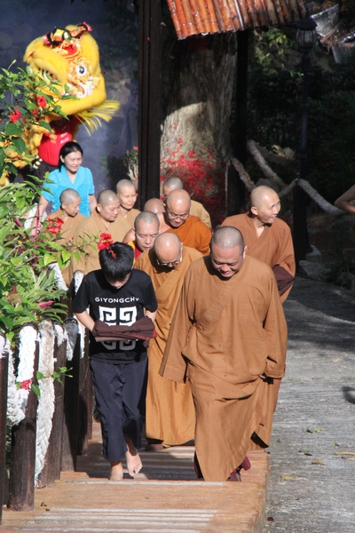 20140131龍獅團於行政大樓表演後，僧眾亦前往沙門樂住。