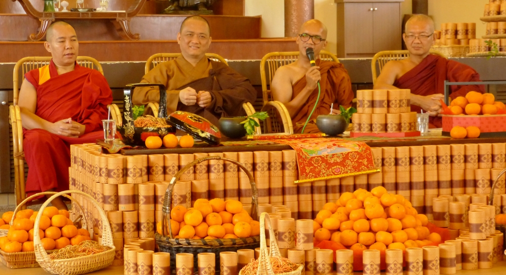 20140131開照長老開示,，也寫了一首詩「一家親」與大家分享： 「雲集迎春一家親，南北藏傳護有情，古色衣缽傳法鏡，佛子和樂增上信」 