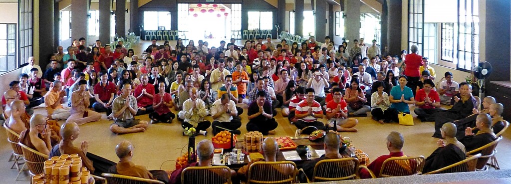 20140131居士們於僧眾誦經、灑淨祝福後，湧上前與僧眾合照。