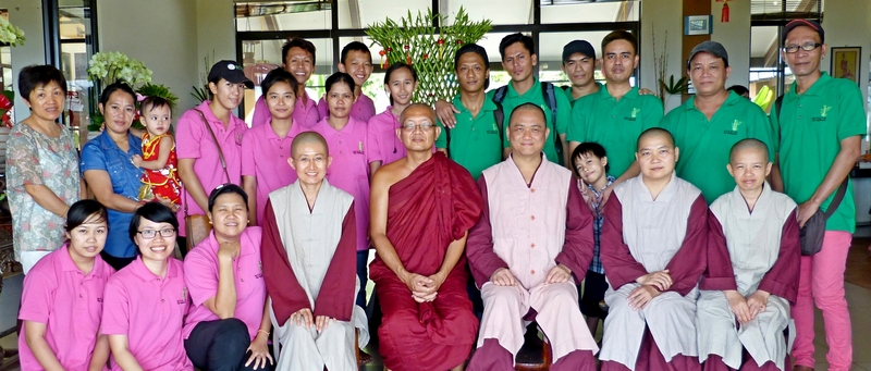 20140131大年初一下午三時，城市素館全體工作人員離開前與僧眾合影。如同去年，今年年初一菜餚皆由城市素館員工烹飪