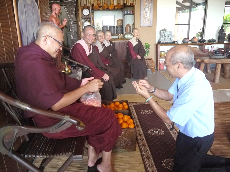 20140131接著，監院派給居士們平安線。