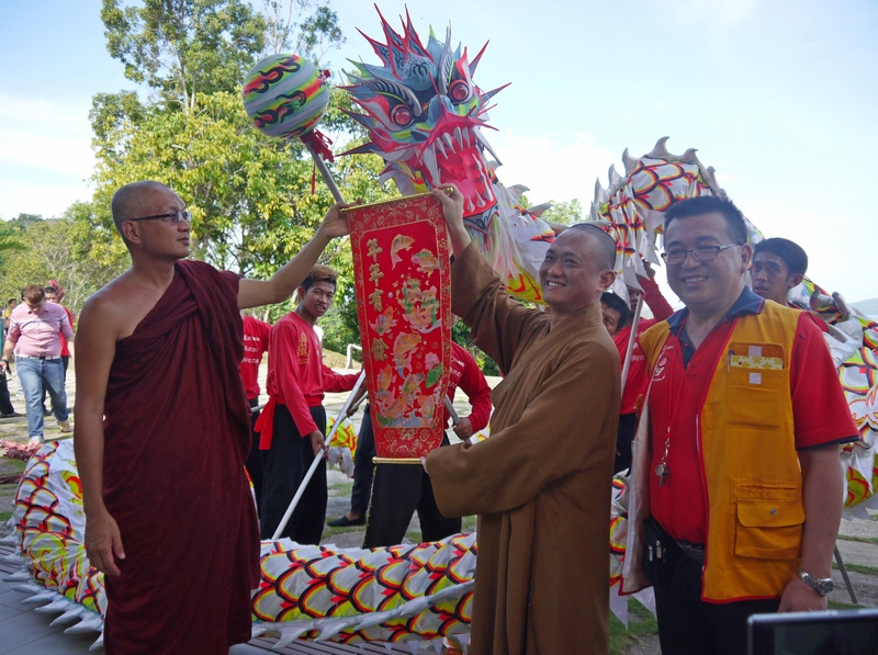 20140131圖右一為斗亞蘭玉皇殿龍獅團領隊 --青年團主任劉瑞麟居士。