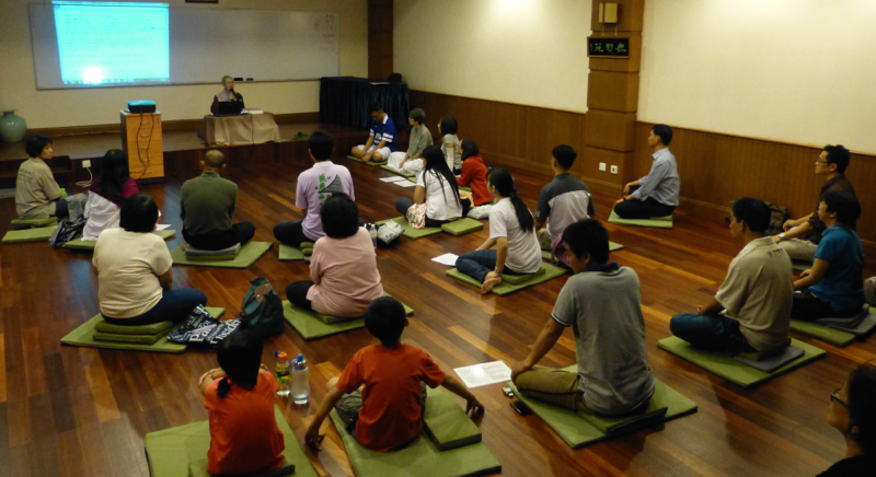 20140301當晚誦慈經之後靜坐約15分鐘，法師以實踐佛法爲主題，舉《法句經》偈頌1、2、19及20和分享一段影片。