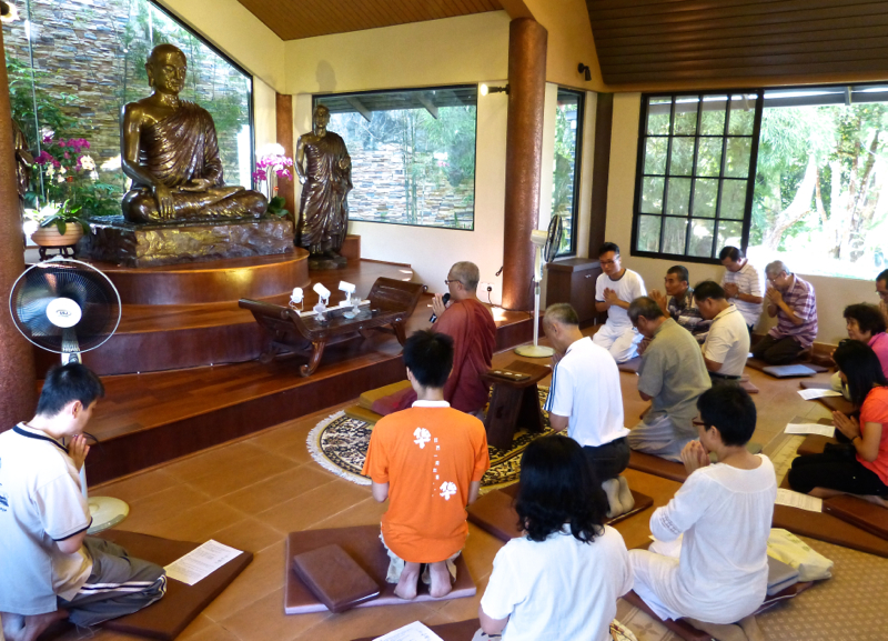 20140302早上九時，泉平長老帶領大家於大禪堂佛像前誦經。