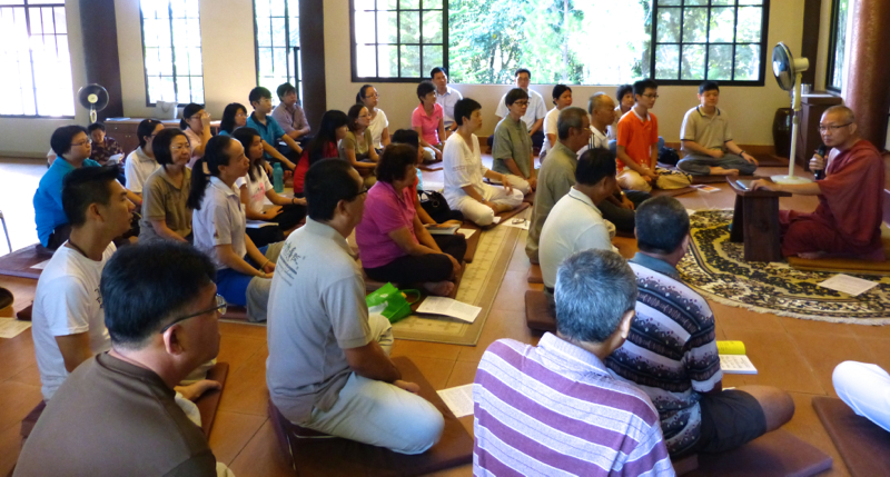 20140302眾人專心聆聽泉平長老開示。