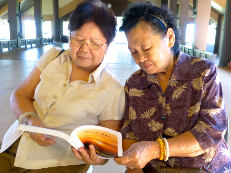 20140302曾經參加「阿毗達摩」課程的兩位「阿婆」，克服行動不便，前來寂靜禪林參與此課程。
