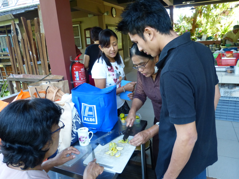 20140302不定時來煮緬甸佳餚的緬甸籍沙巴大學教授。