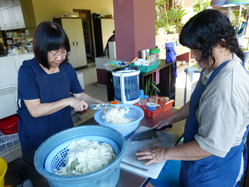 20140302每逢週日來供僧的靜傳、靜仁居士等人。
