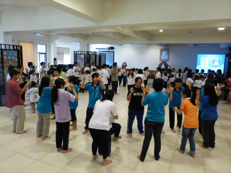 20140302沙大生們帶領手語歌唱。