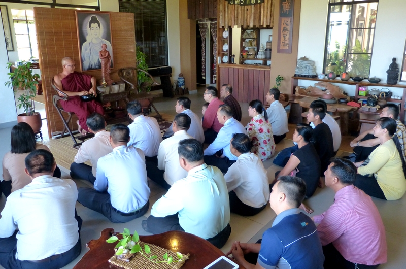 20140422泉平法師向他們講解佛敎之敎義，並勉勵要以身作則，要有責任保護人民，同時回答他們的提問。