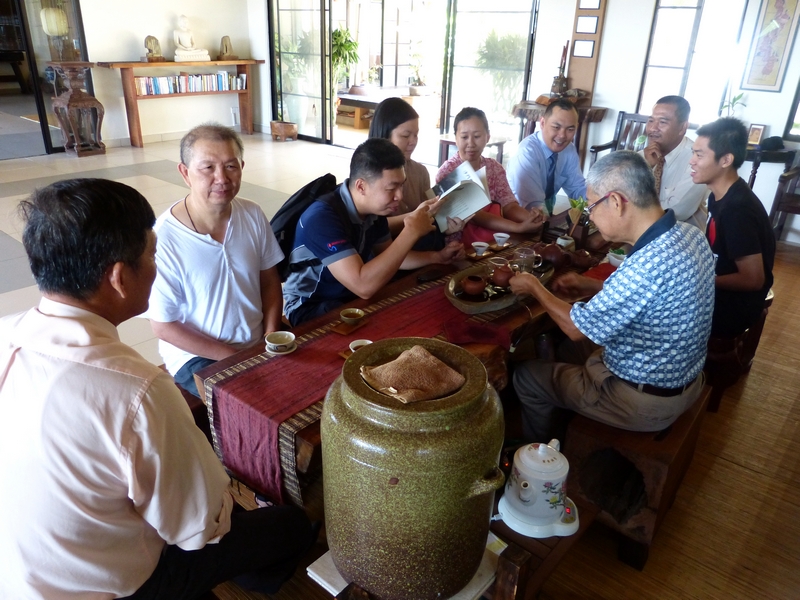 20140422拍了團體照之後，老會長寂正居士和淨恆居士陪警員們在客堂喝茶。