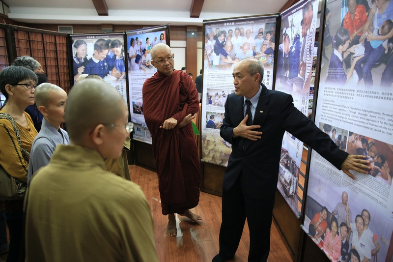 20140511臺灣慈濟功德會亞庇站負責人翁濟隆居士，引導寂靜禪林僧眾及居士們參訪當天的展覽區。