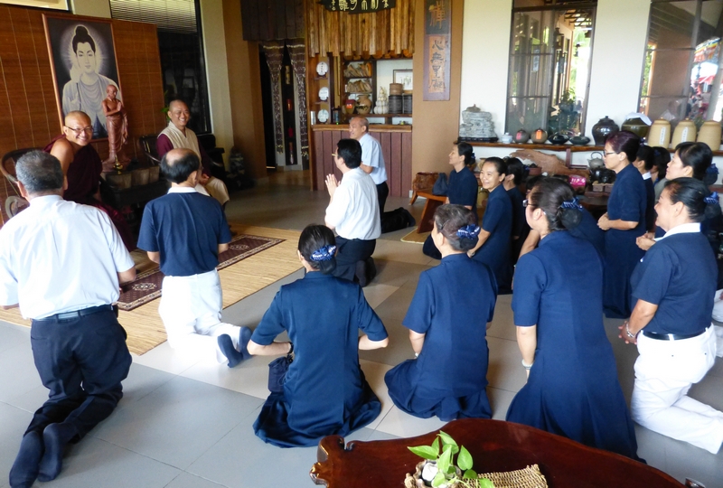 20140513臺灣慈濟功德會亞庇站負責人翁濟隆居士率領眾人頂禮住持監院。